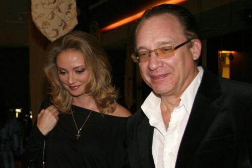 Седина в бороду: российские знаменитости, женившиеся на молодых