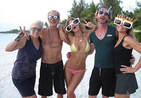 Бывшая невеста ДиКаприо потрясла пляж роскошной фигурой