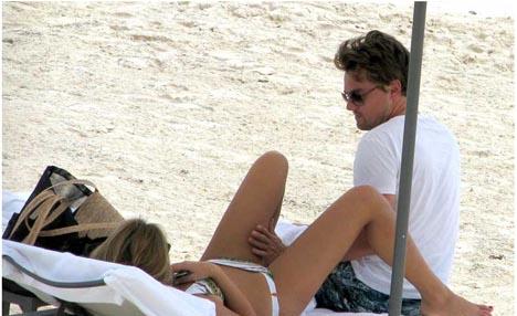 Бывшая невеста ДиКаприо потрясла пляж роскошной фигурой