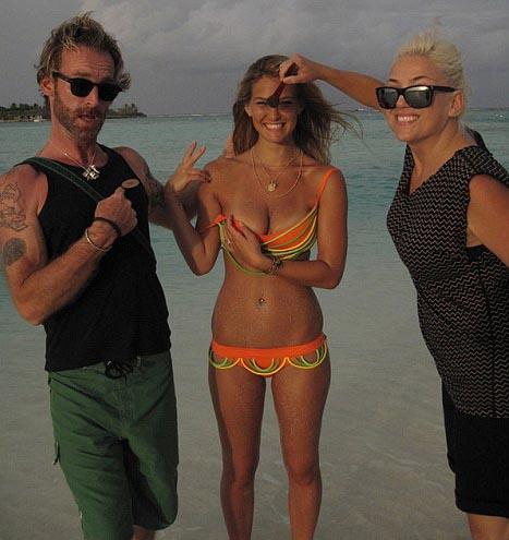 Бывшая невеста ДиКаприо потрясла пляж роскошной фигурой