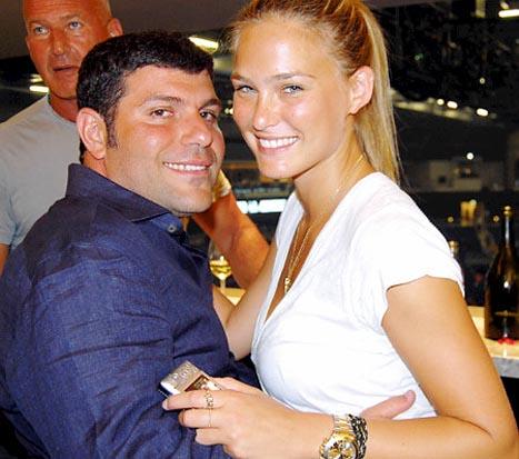 Бывшая невеста ДиКаприо потрясла пляж роскошной фигурой