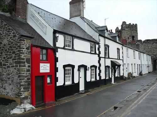Самый маленький дом в Великобритании выкрашен красной краской