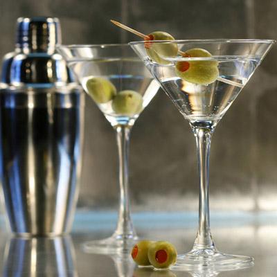 - (Vodka Martini) : 75  , 15   , 1    1  .  ,      .       30 .    .     007      ',   ':    '  ' (1967),     ,  ,   ' ' (2006),          .