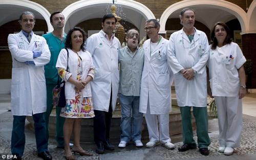 Пациент с пересаженным лицом показался на публике