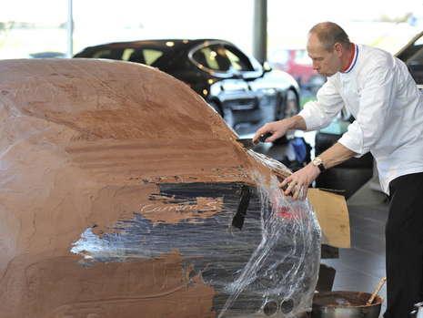 Голландцы приготовили к праздникам "шоколадный" Porsche
