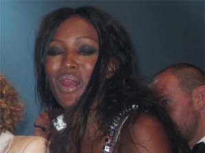 Откровенные снимки с юбилея Наоми Кэмпбелл попали в Сеть