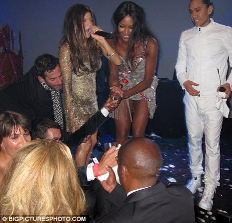 Откровенные снимки с юбилея Наоми Кэмпбелл попали в Сеть