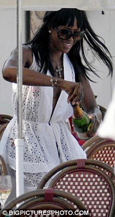 Откровенные снимки с юбилея Наоми Кэмпбелл попали в Сеть