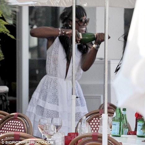 Откровенные снимки с юбилея Наоми Кэмпбелл попали в Сеть