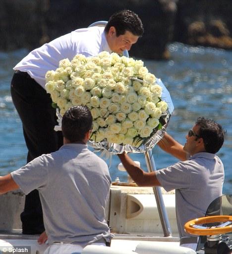 Откровенные снимки с юбилея Наоми Кэмпбелл попали в Сеть