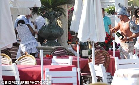 Откровенные снимки с юбилея Наоми Кэмпбелл попали в Сеть