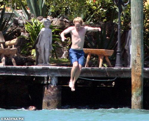 «Прирождённый убийца» сверкнул задом в бассейне  Оуэна Уилсона