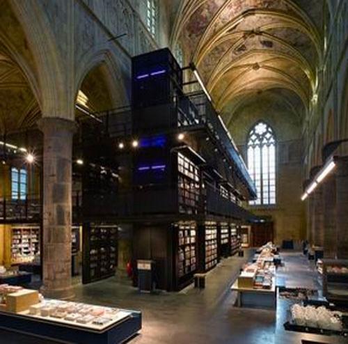 Голландцы превратили церковь в книжный магазин