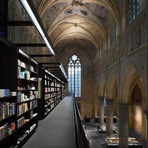 Голландцы превратили церковь в книжный магазин