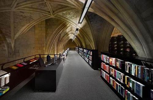 Голландцы превратили церковь в книжный магазин