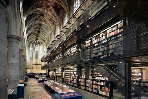 Голландцы превратили церковь в книжный магазин