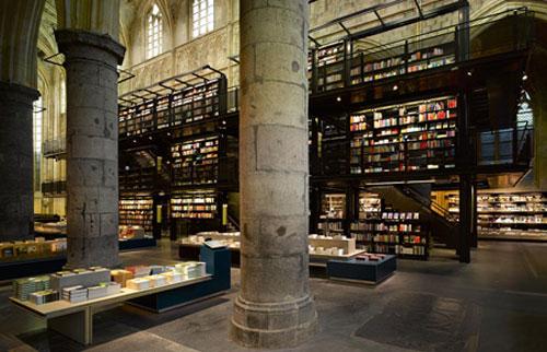 Голландцы превратили церковь в книжный магазин