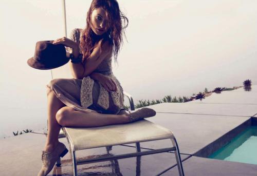 Журнал Elle поставил самую сексуальную женщину планеты на четвереньки