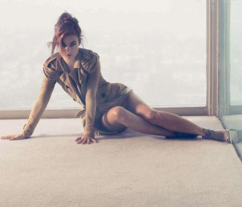 Журнал Elle поставил самую сексуальную женщину планеты на четвереньки