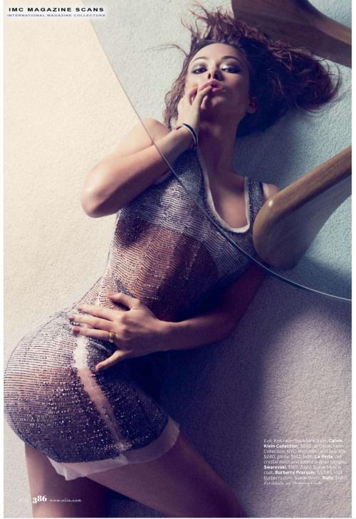 Журнал Elle поставил самую сексуальную женщину планеты на четвереньки