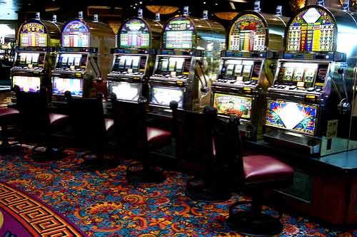 Как играть в игровые автоматы и выигрывать, как правильно вести себя в. интернет казино