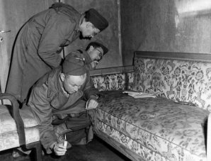 Неизвестные фотографии бункера Гитлера, сделанные в апреле 1945-го