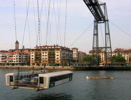 Удивительный мост в Бильбао управляет гондолой