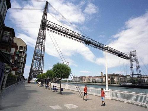 Удивительный мост в Бильбао управляет гондолой