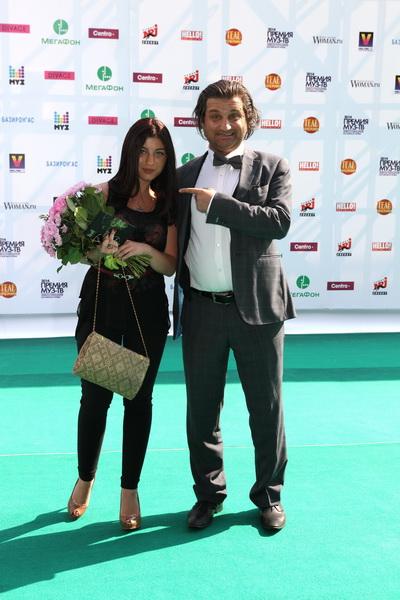 На «Премию МУЗ-ТВ» звезды пришли с детьми, животными и женихами. А Лазарев получил пулю в сердце