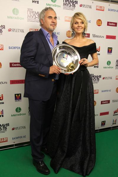 На «Премию МУЗ-ТВ» звезды пришли с детьми, животными и женихами. А Лазарев получил пулю в сердце