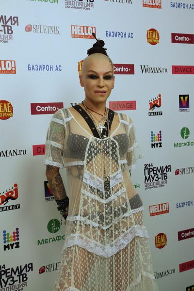 На «Премию МУЗ-ТВ» звезды пришли с детьми, животными и женихами. А Лазарев получил пулю в сердце