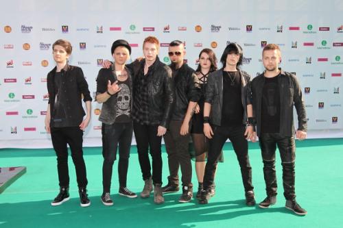 На «Премию МУЗ-ТВ» звезды пришли с детьми, животными и женихами. А Лазарев получил пулю в сердце