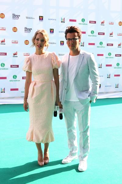 На «Премию МУЗ-ТВ» звезды пришли с детьми, животными и женихами. А Лазарев получил пулю в сердце