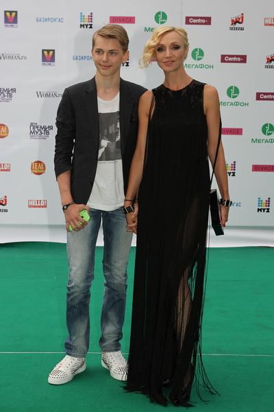 На «Премию МУЗ-ТВ» звезды пришли с детьми, животными и женихами. А Лазарев получил пулю в сердце