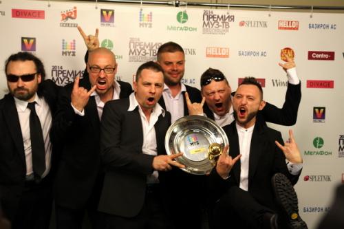 На «Премию МУЗ-ТВ» звезды пришли с детьми, животными и женихами. А Лазарев получил пулю в сердце