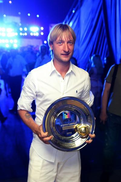 На «Премию МУЗ-ТВ» звезды пришли с детьми, животными и женихами. А Лазарев получил пулю в сердце