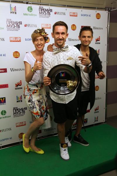 На «Премию МУЗ-ТВ» звезды пришли с детьми, животными и женихами. А Лазарев получил пулю в сердце