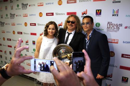 На «Премию МУЗ-ТВ» звезды пришли с детьми, животными и женихами. А Лазарев получил пулю в сердце