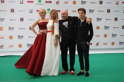 На «Премию МУЗ-ТВ» звезды пришли с детьми, животными и женихами. А Лазарев получил пулю в сердце