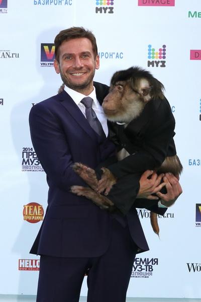 На «Премию МУЗ-ТВ» звезды пришли с детьми, животными и женихами. А Лазарев получил пулю в сердце