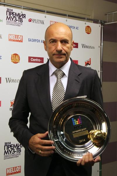 На «Премию МУЗ-ТВ» звезды пришли с детьми, животными и женихами. А Лазарев получил пулю в сердце