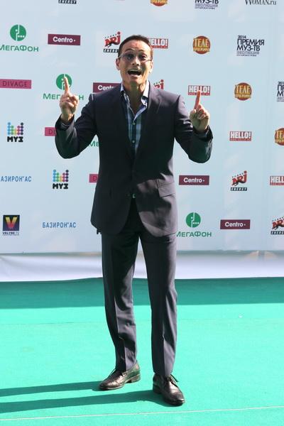 На «Премию МУЗ-ТВ» звезды пришли с детьми, животными и женихами. А Лазарев получил пулю в сердце