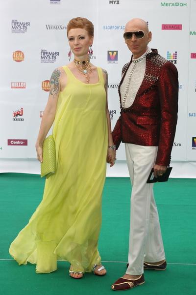 На «Премию МУЗ-ТВ» звезды пришли с детьми, животными и женихами. А Лазарев получил пулю в сердце