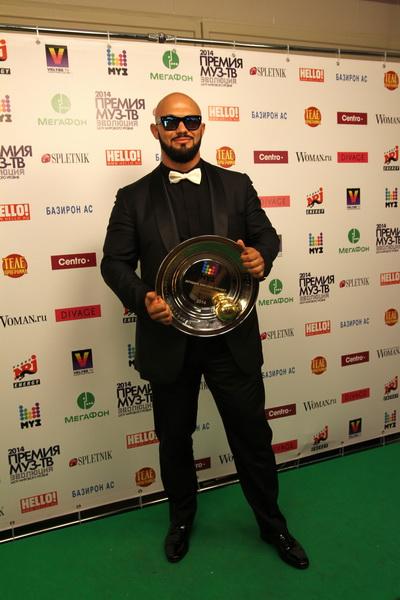 На «Премию МУЗ-ТВ» звезды пришли с детьми, животными и женихами. А Лазарев получил пулю в сердце