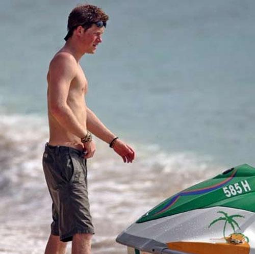 Звёздные торсы выгуливают на пляже