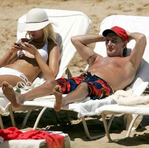 Звёздные торсы выгуливают на пляже