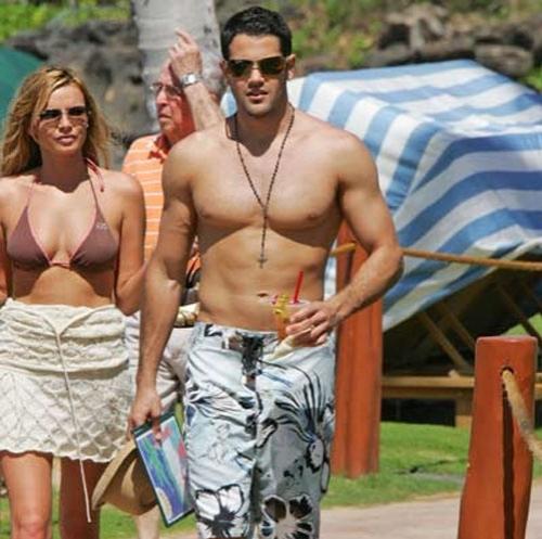 Звёздные торсы выгуливают на пляже