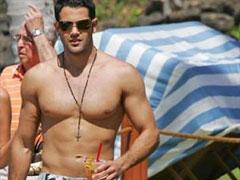 Звёздные торсы выгуливают на пляже