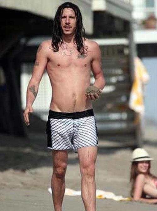 Звёздные торсы выгуливают на пляже