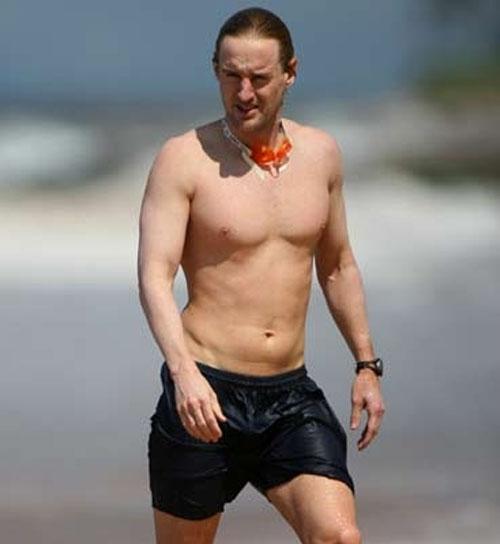 Звёздные торсы выгуливают на пляже